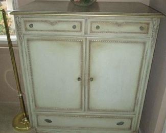 Gentleman's dresser