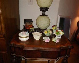 Occasional Table. Fenton, Custard Vintage lamp plus porcelain floral figurines