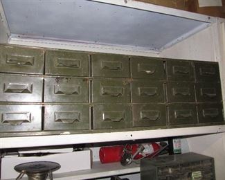 Vitnage metal drawers 