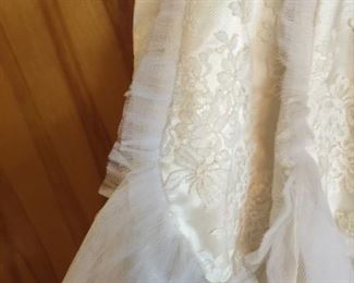 #25 Vintage Wedding Dress w/detachable gloves & veil  $ 35.00