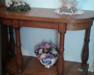 Sweet table, lots of lamps and lighting