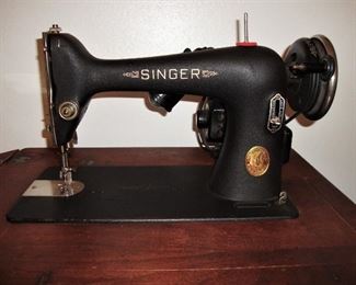 VINTAGE SINGER SEWING MACHINE WITH CABINET 