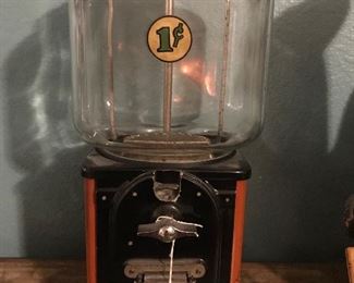 Vintage gum ball machine with keys it works 