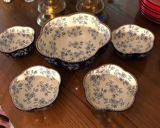 Pretty bowl set