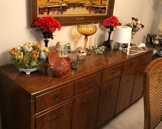 Drexel Heritage Mid Century Traditional Dining Room Table 4 chairs China hutch and buffet Comes with 2 extensions and table pads