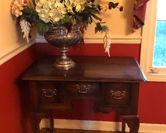 A Pair of Statton Trutype Americana Queen Anne style side tables/ Night stands, 28" x 20", 26"H