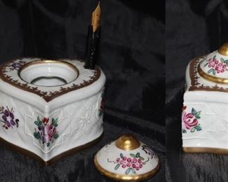 Porcelaine de Paris ink well with insert and lid