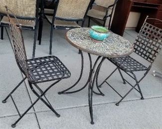 Small Tabel adn 2 chairs