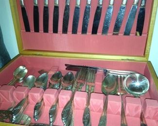Miscellaneous pieces of Oneida tudor plate flatware in the case
