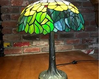 Beautiful Tiffany Style Lamp https://ctbids.com/#!/description/share/260148