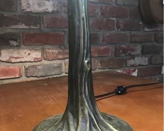 Beautiful Tiffany Style Lamp https://ctbids.com/#!/description/share/260148