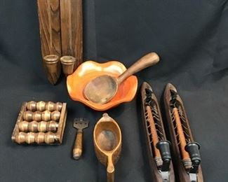 Various wooden items https://ctbids.com/#!/description/share/260006