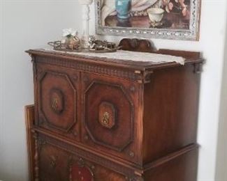 Antique chest of drawers $450