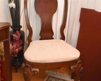 Beautiful Dining Table & 8 Dining Chairs