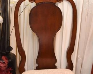 Beautiful Dining Table & 8 Dining Chairs