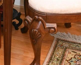 Beautiful Dining Table & 8 Dining Chairs