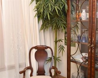 Beautiful Dining Table & 8 Dining Chairs