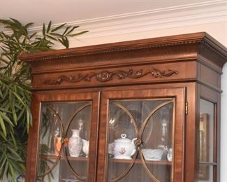 Fantastic China Display Cabinet