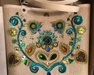 Holy wow, if you don't buy this in the first 10 minutes I'm buying it myself. I LOVE THIS PURSE!!