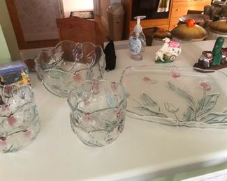 Floral glass serving ware is fading away, clap your hands to tell it you believe!