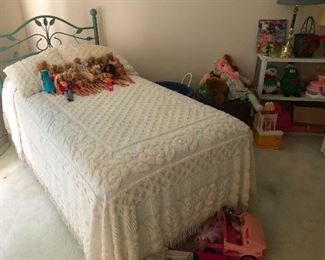 Look at that chenille bedspread!!