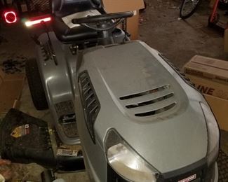 Riding lawn tractor