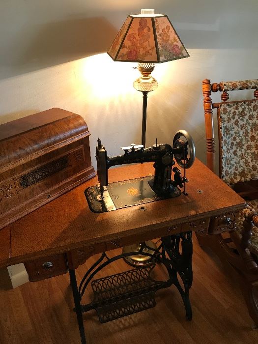The Eldredge “B” sewing machine...excellent condition!
