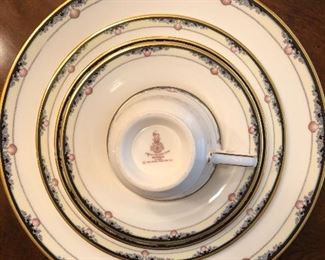 Royal Doulton Rhodes pattern 
Service for 12 with extras. 78 total pieces.