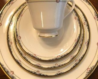 Royal Doulton Rhodes pattern 
Service for 12 with extras. 78 total pieces.