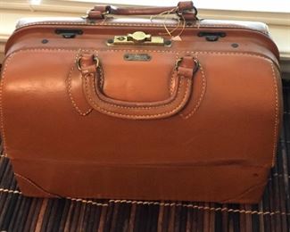 Rare, tan cowhide leather Emdee doctors bag made by Schell. 
Pat.#  229-3363. 1930s to 1940s.