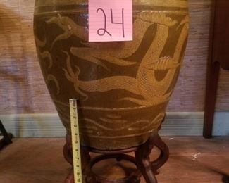 Jardinere on Stand https://ctbids.com/#!/description/share/261615