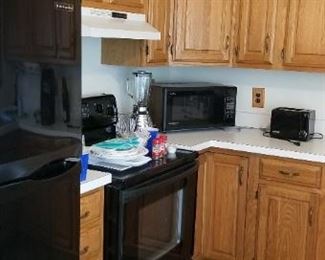 U-shaped kitchen with newer appliances