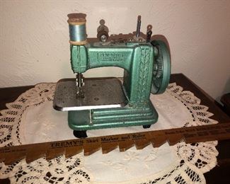 Vintage Sew-Rite  Childs Sewing Machine 