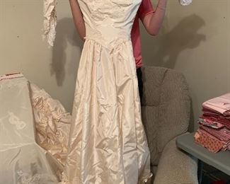 vintage wedding dress small. been sealed since wedding until 11/18/2019 to take pic. 