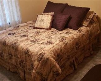 Croscill Queen Bedspread/ Bed Skirt / Pillows (7) Set - Purple Rose Pattern