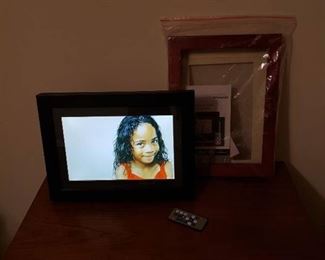 Polaroid Digital Frame 10 x 14 - Can play music, clock and slide show functions