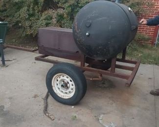 CUSTOM MADE CENTER FEED. 125 GALLON BARREL SMOKER.  USED BY AWARD WINNING  PIT MASTER FOR SMALL JOBS 