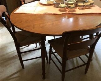 Beautiful Maple Table with two leaves and Chairs...
