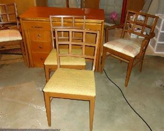 4 CHAIRS THAT GO TO PULL OUT TABLE
