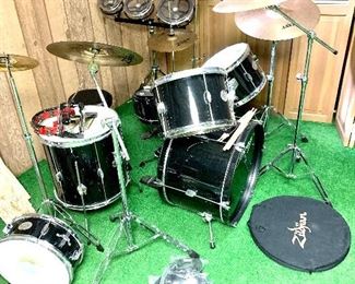 Remo Drum Set
ZBT Zildian Symbols
Microphones & Cables