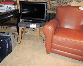 Leather club chair, small tvs
