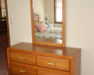 6 drawer Broyhill Dresser with mirror	50" W x 18" D x 30.5" H (without mirror), Mirror 21"  w x 45" H
