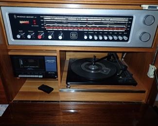 KORONETTE STEREO / PS - STEREO - BAR - RADIO - RECORD PLAYER - AM / FM  AND FIREPLACE WITH BUILT IN SPEAKERS . TOP PANELS DROP DOWN.
