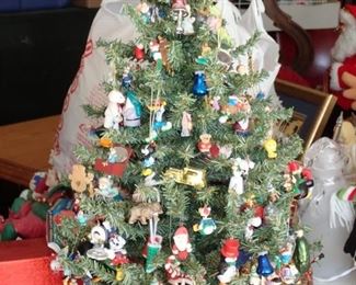 DECORATED CHRISTMAS TREE