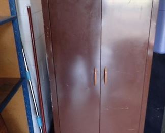 METAL 2 DOOR CABINET