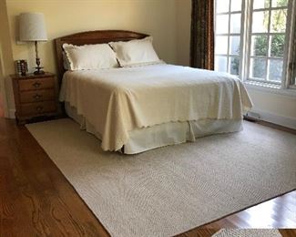 Great Queen bed and rug!