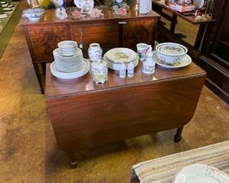 NICE PEMBROKE DROP LEAF TABLE AND PORTMERION