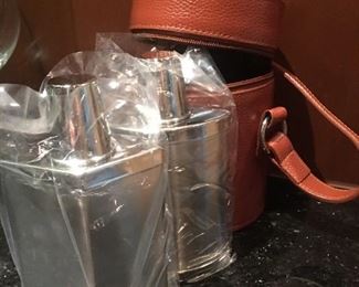 Stainless flasks w/leather tote