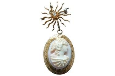 0110 Antique Womens Gold Pendant Brooch w Cameo