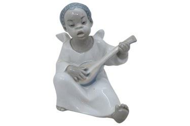 0147 Lladro Figure of a Young Boy Playing The Guitar
